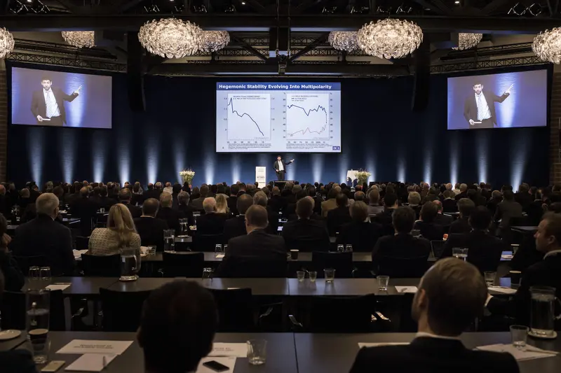 Marko Papic på scenen til Nytårskonferencen i 2015.