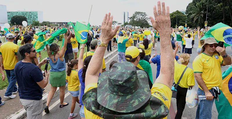 Glade brasilianere på gaden.