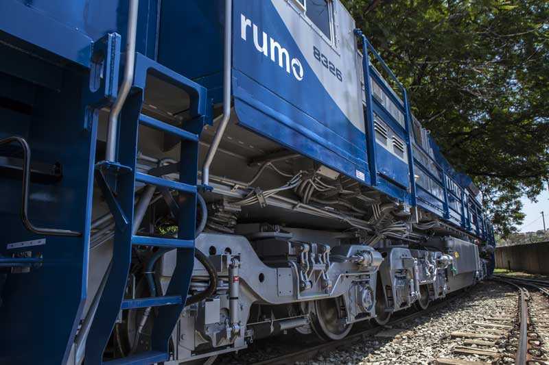 Et tog med den brasilianske togoperatøren Rumos logo til venstre i bildet