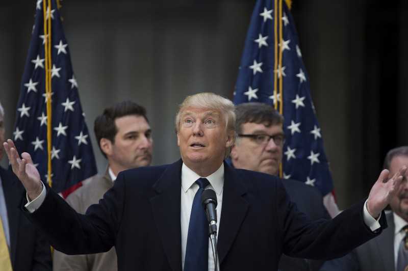Portrett av Donald Trump som løfter armene