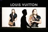 fotomodell med handväskor från märket Louis Vuitton