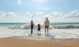 En ung familie på en strand