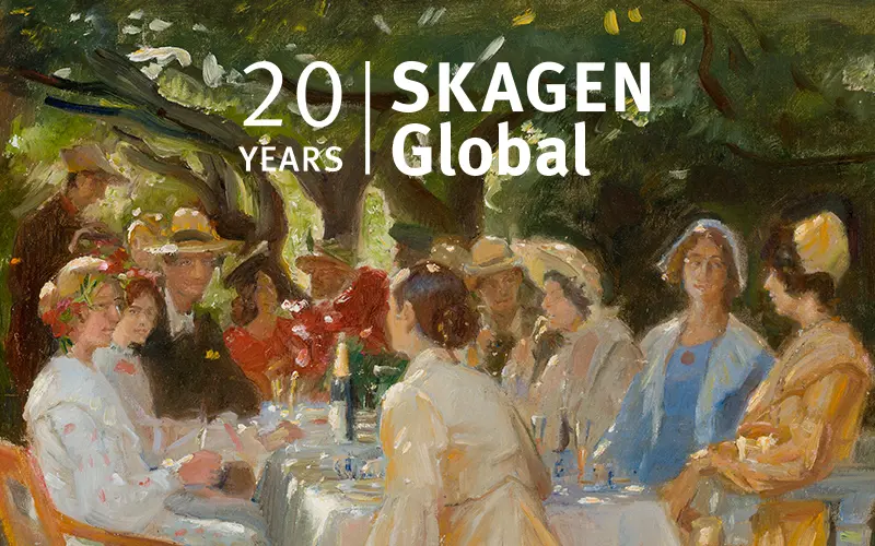 Skagenmålning med firande sällskap runt ett bord och texten SKAGEN Global 20 år.